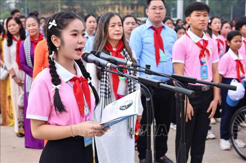 Des milliers de visiteurs au mausolée du Président Ho Chi Minh ảnh 4
