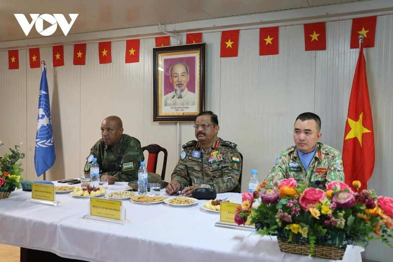 À l’occasion de l’approche du Têt traditionnel des Vietnamiens, le général de division Mohan Sabarahamanian a adressé ses meilleurs vœux à tous les officiers et soldats de l’hôpital de campagne de niveau 2 n° 6 ainsi qu’à tout le peuple vietnamien. Photo fournie par l'Hôpital de campagne de niveau 2 no 6 du Vietnam. À l’occasion de l’approche du Têt traditionnel des Vietnamiens, le général de division Mohan Sabarahamanian a adressé ses meilleurs vœux à tous les officiers et soldats de l’hôpital de campagne de niveau 2 n° 6 ainsi qu’à tout le peuple vietnamien. Photo fournie par l'Hôpital de campagne de niveau 2 no 6 du Vietnam.