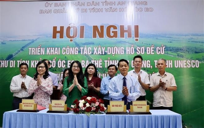 Le Comité de gestion des vestiges culturels d’Oc Eo signe un accord avec les services concernés pour la préparation du dossier de candidature à soumettre à l’UNESCO. Photo : VNA Le Comité de gestion des vestiges culturels d’Oc Eo signe un accord avec les services concernés pour la préparation du dossier de candidature à soumettre à l’UNESCO. Photo : VNA