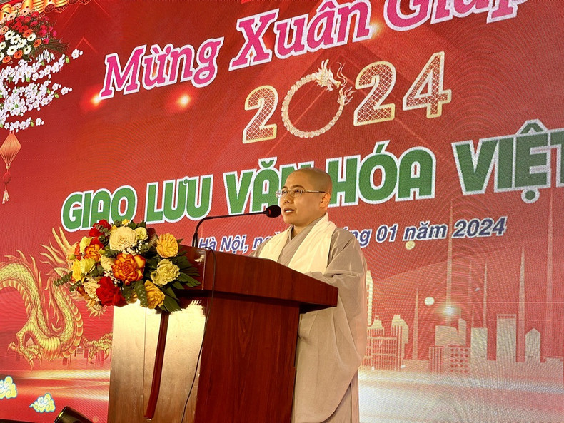 La bonzesse Thich Nu Gioi Tanh, présidente de l’Association bouddhiste du Vietnam en République de Corée et également représentante en chef du Centre culturel bouddhiste du Vietnam en République de Corée, prend la parole lors de l'ouverture du programme. Photo : thoidai.vn La bonzesse Thich Nu Gioi Tanh, présidente de l’Association bouddhiste du Vietnam en République de Corée et également représentante en chef du Centre culturel bouddhiste du Vietnam en République de Corée, prend la parole lors de l'ouverture du programme. Photo : thoidai.vn