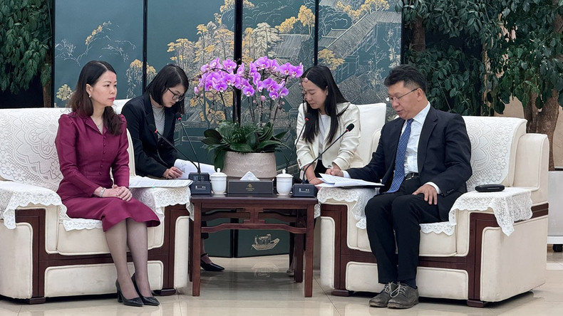 La vice-ministre vietnamienne des Affaires étrangères, Nguyên Minh Hang (à gauche), et le vice-gouverneur du Yunnan, Wang Hao. Photo: baoquocte.vn La vice-ministre vietnamienne des Affaires étrangères, Nguyên Minh Hang (à gauche), et le vice-gouverneur du Yunnan, Wang Hao. Photo: baoquocte.vn