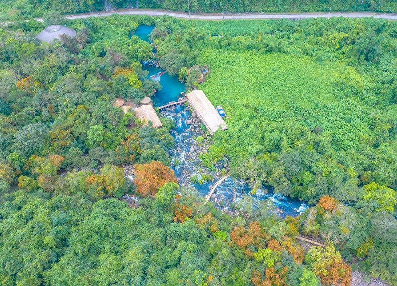 Caché sous la jungle luxuriante et entouré de montagnes majestueuses, le ruisseau Mooc impressionne les touristes par sa beauté naturelle, ressemblant à un paradis que l’on ne trouve que dans les contes de fées. Il s’agit d’une attraction idéale pour les amateurs d’écotourisme. Photo : VOV