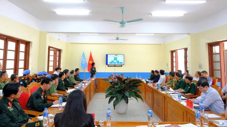 Lors de la séance de travail entre la Commission de la défense, de la sécurité et des affaires étrangères de l'Assemblée nationale du Vietnam et le Bureau permanent du ministère vietnamien de la Sécurité publique pour les opérations de maintien de la paix de l'ONU. Photo : NDEL. Lors de la séance de travail entre la Commission de la défense, de la sécurité et des affaires étrangères de l'Assemblée nationale du Vietnam et le Bureau permanent du ministère vietnamien de la Sécurité publique pour les opérations de maintien de la paix de l'ONU. Photo : NDEL.