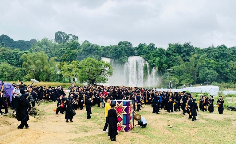 En venant à la cascade de Ban Giôc, les visiteurs peuvent non seulement admirer les chutes d’eau, mais aussi profiter de l’air frais et découvrir la culture des peuples autochtones. En venant à la cascade de Ban Giôc, les visiteurs peuvent non seulement admirer les chutes d’eau, mais aussi profiter de l’air frais et découvrir la culture des peuples autochtones.