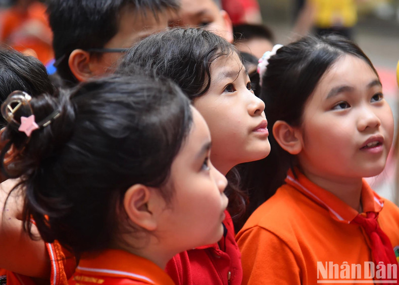 La fresque « Campagne de Diên Biên Phu » fascine tous les élèves. Photo: NDEL.
