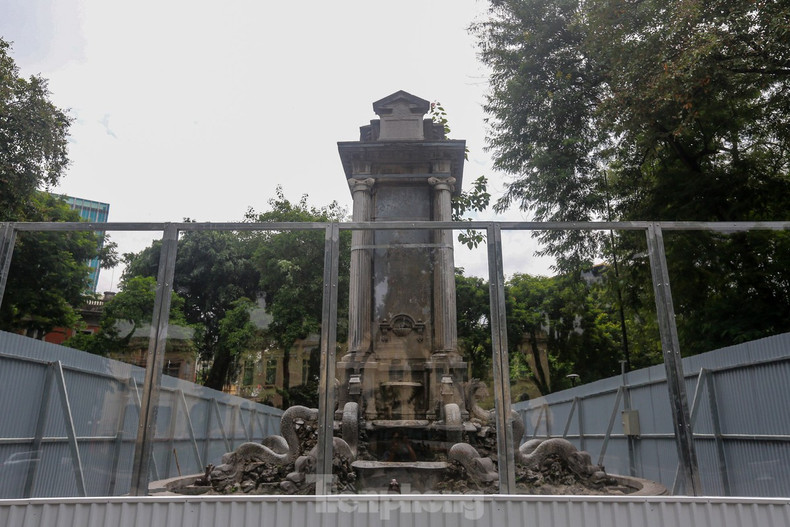 « Comme le processus de restauration utilise des méthodes de construction ouvertes, les clôtures de chantier utilisent des matériaux transparents afin que les habitants et les experts puissent observer ce processus », a expliqué le Comité de gestion des projets de l’arrondissement de Hoan Kiem. Photo : tienphong.vn. « Comme le processus de restauration utilise des méthodes de construction ouvertes, les clôtures de chantier utilisent des matériaux transparents afin que les habitants et les experts puissent observer ce processus », a expliqué le Comité de gestion des projets de l’arrondissement de Hoan Kiem. Photo : tienphong.vn.