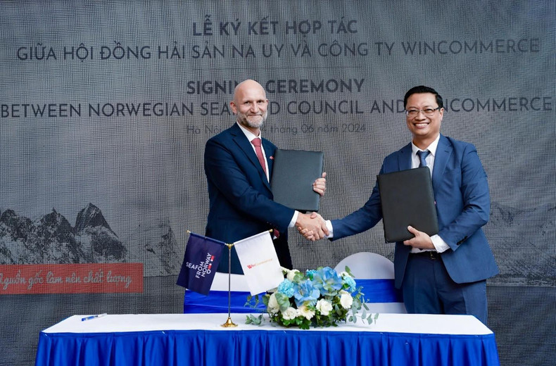 Afin d’introduire les produits de la mer norvégiens sous la marque « Seafood from Norway » auprès des consommateurs vietnamiens, le Conseil norvégien des produits de la mer a signé un accord de coopération avec WinCommerce, un géant de vente au détail au Vietnam. Cet accord permet de renforcer la distribution des fruits de mer norvégiens au sein de la chaîne de supermarchés WinMart, garantissant ainsi aux consommateurs vietnamiens un meilleur accès à des fruits de mer de haute qualité et d’origine claire. Photo: vietnamfinance. Afin d’introduire les produits de la mer norvégiens sous la marque « Seafood from Norway » auprès des consommateurs vietnamiens, le Conseil norvégien des produits de la mer a signé un accord de coopération avec WinCommerce, un géant de vente au détail au Vietnam. Cet accord permet de renforcer la distribution des fruits de mer norvégiens au sein de la chaîne de supermarchés WinMart, garantissant ainsi aux consommateurs vietnamiens un meilleur accès à des fruits de mer de haute qualité et d’origine claire. Photo: vietnamfinance.