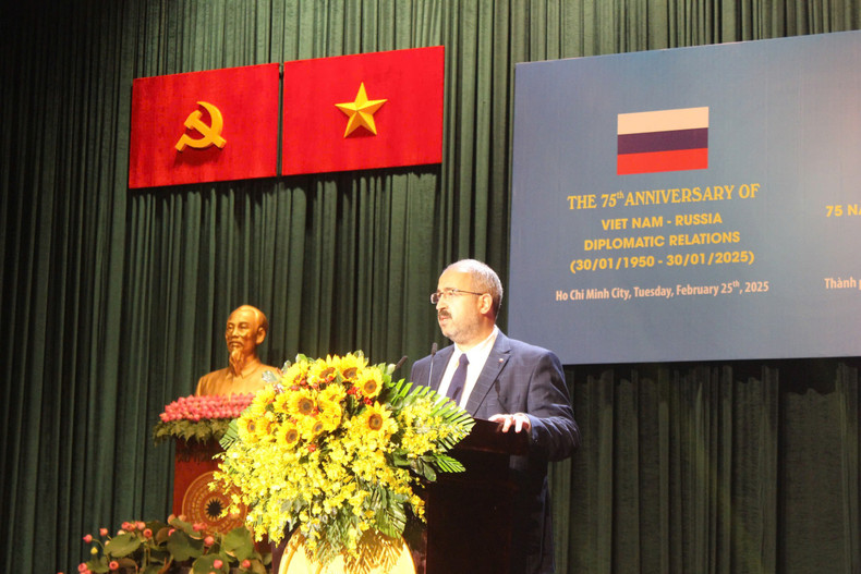 Le consul général russe Sadykov Timur Sirozhevich a affirmé la volonté de son pays de lancer de nouveaux projets de coopération entre les provinces et villes russes et vietnamiennes, dont ceux qui attirent la participation des petites et moyennes entreprises. Photo : thoidai
