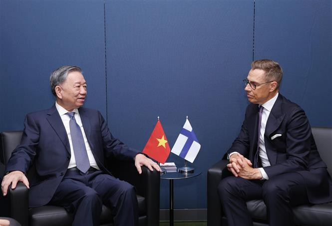 Le dirigeant To Lam (gauche) rencontre le président finlandais, Alexander Stubb. Photo : VNA.