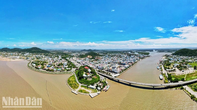La ville de Hà Tiên vue d'en haut. Photo : NDEL. La ville de Hà Tiên vue d'en haut. Photo : NDEL.