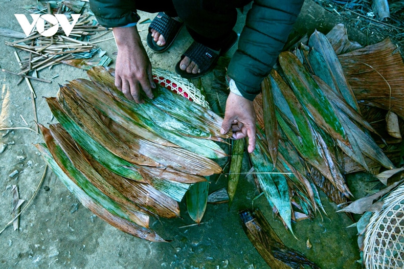 Les feuilles mai, après avoir été cueillies, sont liées en petits fagots, sont séchées sur un poêle à bois jusqu'à ce qu'elles brunissent, pour leur donner de la ténacité.