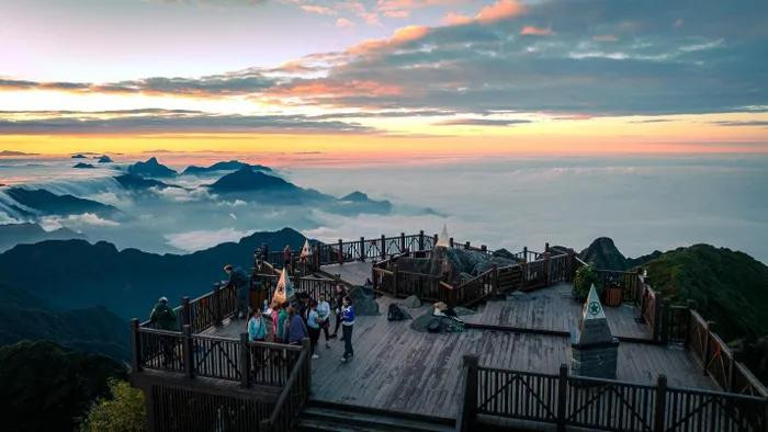 Mer de nuages sur la chaîne de Hoang Lien Son et couvrant la vallée de Muong Hoa. Photo: Minh Tu.