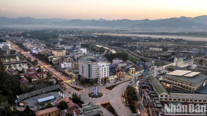 Diên Biên Phu est la capitale de la province de Diên Biên, au nord-ouest du Vietnam. La ville est située dans la vallée de Muong Thanh d’environ 20 km de longueur et de 6 km de largueur. C’est pourquoi cette ville est également connue sous le nom « bassin de Diên Biên ». Vu d’en haut, ce bassin a désormais pris une nouvelle physionomie, avec beaucoup de bâtiments modernes et de zones urbaines animées. Diên Biên Phu est la capitale de la province de Diên Biên, au nord-ouest du Vietnam. La ville est située dans la vallée de Muong Thanh d’environ 20 km de longueur et de 6 km de largueur. C’est pourquoi cette ville est également connue sous le nom « bassin de Diên Biên ». Vu d’en haut, ce bassin a désormais pris une nouvelle physionomie, avec beaucoup de bâtiments modernes et de zones urbaines animées.