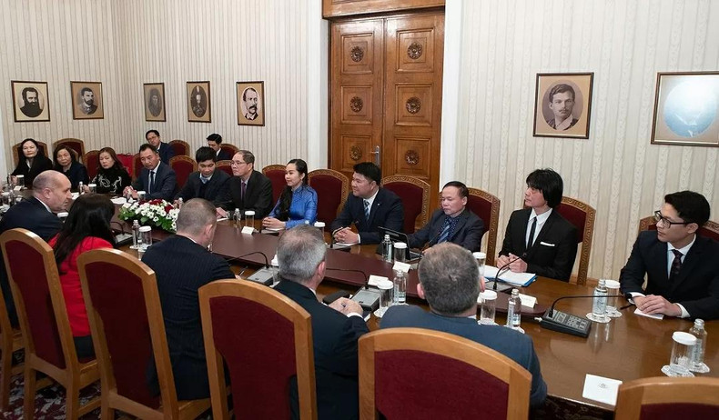 Selon le président bulgare Roumen Radev, le Vietnam et la Bulgarie disposent d’une bonne volonté politique et de grand potentiel économique pour promouvoir une coopération bilatérale plus substantielle et plus efficace dans tous les domaines. Photo : baoquocte.vn Selon le président bulgare Roumen Radev, le Vietnam et la Bulgarie disposent d’une bonne volonté politique et de grand potentiel économique pour promouvoir une coopération bilatérale plus substantielle et plus efficace dans tous les domaines. Photo : baoquocte.vn