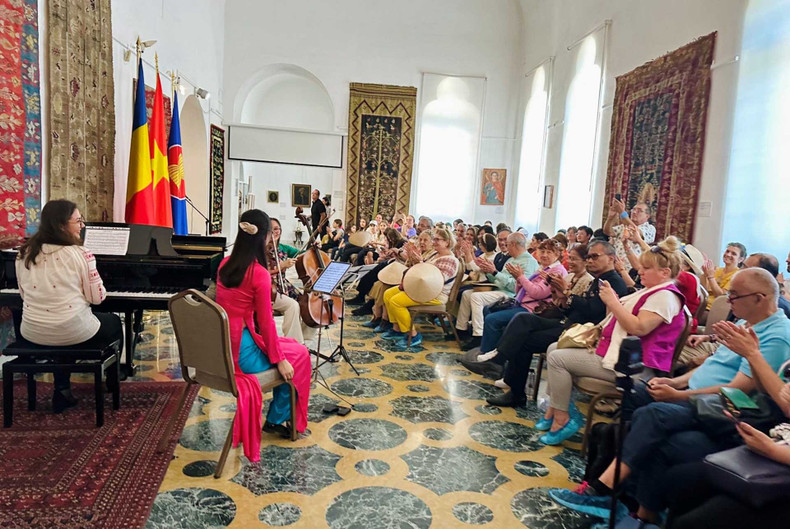 Les participants peuvent assister à des représentations artistiques traditionnelles et à une diffusion de courts métrages sur la beauté du Vietnam. Photo: baoquocte.vn.