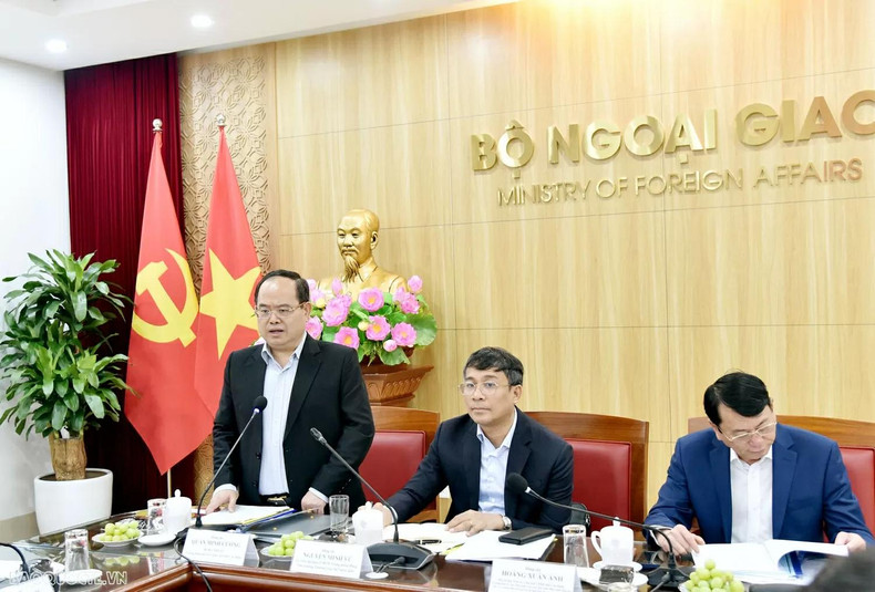 Le secrétaire du Comité provincial du Parti de Cao Bang, Quan Minh Cuong, a proposé aux organismes compétents de ressort central d’approuver au plus tôt la planification de la zone paysagère de la cascade de Ban Giôc et de mettre en place des mécanismes spécifiques pour attirer des projets d’investissement stratégiques dans cette zone. Photo : baoquocte.vn.