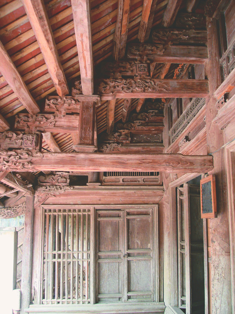 Motif décoratif sur une poutre. Photo : VNE. Motif décoratif sur une poutre. Photo : VNE.