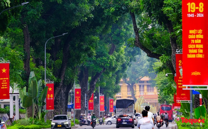 De nombreuses rues telles que Hoang Dieu, Hung Vuong, Dinh Tien Hoang, Thanh Nien, Dien Bien Phu... sont rouge vif avec des drapeaux, banderoles, slogans, affiches et panneaux publicitaires pour célébrer le 79e anniversaire de la Révolution d'Août (19 août) et de la Fête nationale (2 septembre). Photo : Toquoc.