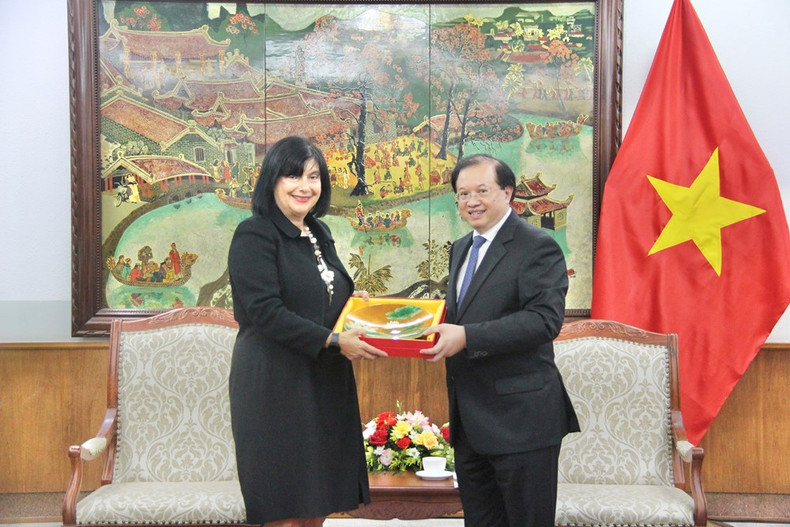 Selon la secrétaire générale du ministère slovène des Affaires étrangères et européennes, Renata Cvelbar Bek, la Slovénie et le Vietnam disposent d’un grand potentiel pour promouvoir la coopération bilatérale dans la culture, les sports et le tourisme. Photo: toquoc.vn.