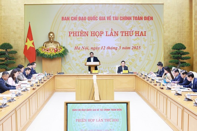 Le Premier ministre Pham Minh Chinh (au centre) préside la deuxième réunion du Comité directeur national sur l’inclusion financière, à Hanoi, le 12 mars. Photo : VNA