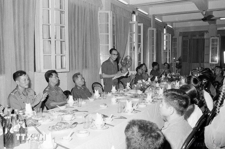 Le vice-Premier ministre et ministre laotien de la Défense, Khamtay Siphandone, prend la parole lors d’une réunion avec des experts et des proches de soldats volontaires vietnamiens tombés sur le champ de bataille du Laos (en 1977). Photo d'archives : VNA. Le vice-Premier ministre et ministre laotien de la Défense, Khamtay Siphandone, prend la parole lors d’une réunion avec des experts et des proches de soldats volontaires vietnamiens tombés sur le champ de bataille du Laos (en 1977). Photo d'archives : VNA.