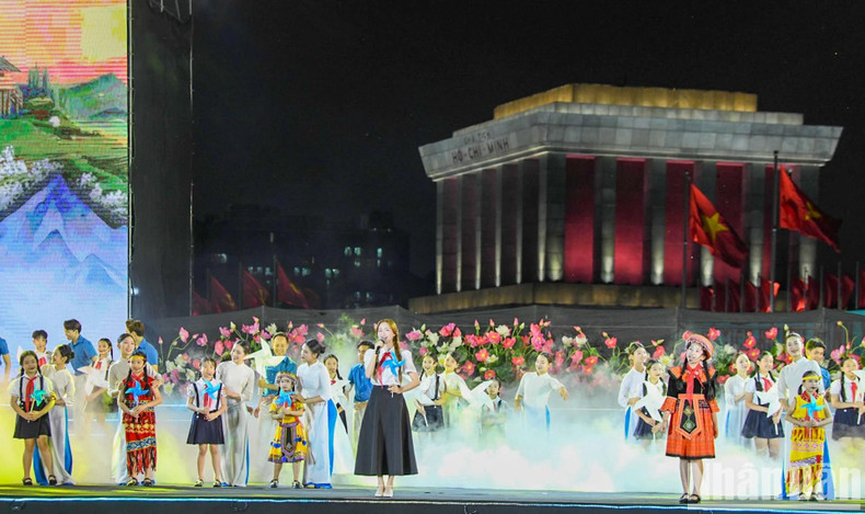 Le programme est divisé en trois chapitres, dont le premier intitulé « Nguyen Sinh Cung – Nguyen Tat Thanh », le deuxième « Nguyen Ai Quoc – Hô Chi Minh » et le troisième « Le Vietnam à l'ère d’ascension nationale ! ». Photo : NDEL. Le programme est divisé en trois chapitres, dont le premier intitulé « Nguyen Sinh Cung – Nguyen Tat Thanh », le deuxième « Nguyen Ai Quoc – Hô Chi Minh » et le troisième « Le Vietnam à l'ère d’ascension nationale ! ». Photo : NDEL.