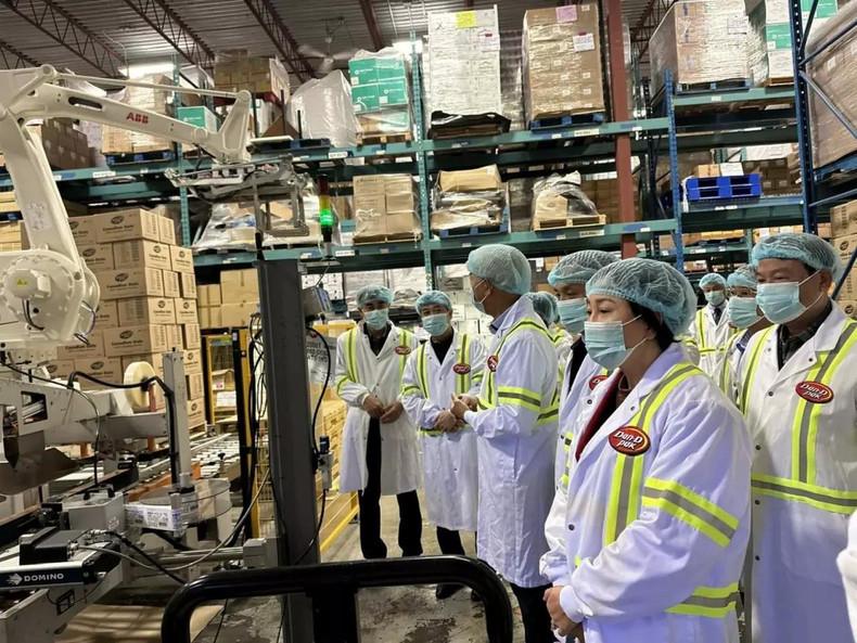 La délégation vietnamienne visite le groupe Dan-D-Food, qui envisage d’investir au Vietnam dans la transformation des produits agricoles et confiseries destinés à l'exportation vers les marchés nord-américains et canadiens. Photo: baoquocte.vn. La délégation vietnamienne visite le groupe Dan-D-Food, qui envisage d’investir au Vietnam dans la transformation des produits agricoles et confiseries destinés à l'exportation vers les marchés nord-américains et canadiens. Photo: baoquocte.vn.