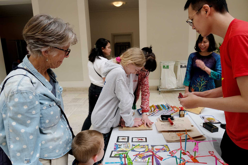 Les visiteurs apprécient bien les spécialités culinaires et les produits artisanaux du Vietnam. Photo: baoquocte.vn.