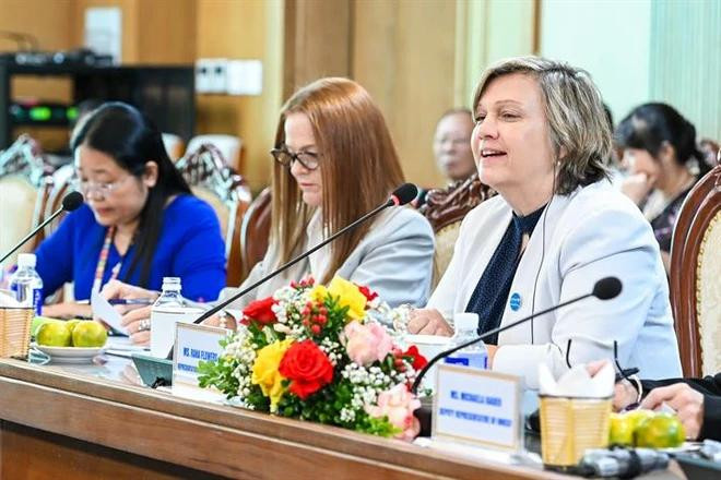Forte de ses expériences durant son mandat de travail au Vietnam, Rana Flowers a promis de faire tout son possible, quel que soit son futur poste, pour contribuer au développement de l'éducation et des enfants à travers le monde. Photo: thoidai. Forte de ses expériences durant son mandat de travail au Vietnam, Rana Flowers a promis de faire tout son possible, quel que soit son futur poste, pour contribuer au développement de l'éducation et des enfants à travers le monde. Photo: thoidai.