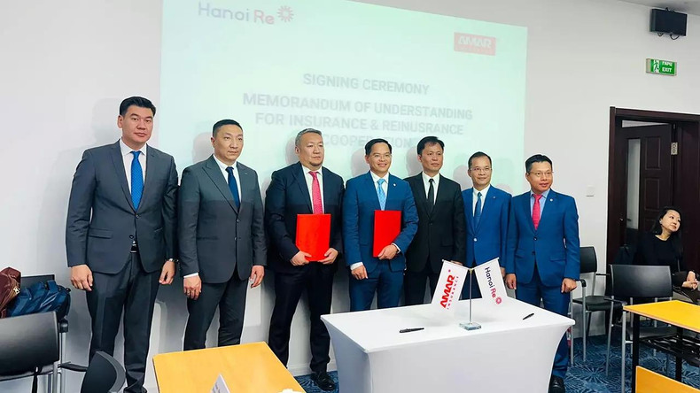 Cérémonie de signature d’un mémorandum de coopération dans les domaines de l’assurance et de la réassurance entre la société vietnamienne Hanoi Re et son homologue mongole Amar Insurance. Photo : baoquocte.vn.