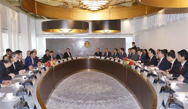 Vue générale de l'entretien entre le Président de l’AN du Vietnam, Vuong Dinh Huê (4e à droite), et son homologue thaïlandais Wan Muhamad Noor Matha (4e à gauche). Photo: VNA.