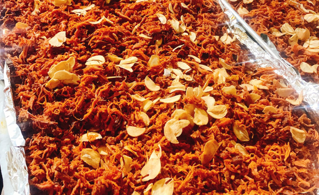 À l’occasion du Têt, de nombreux jeunes préparent de la confiture ou des bonbons ou d’autres plats, créant ainsi des activités communes pour tous les membres de la famille. Photo : VNA. À l’occasion du Têt, de nombreux jeunes préparent de la confiture ou des bonbons ou d’autres plats, créant ainsi des activités communes pour tous les membres de la famille. Photo : VNA.