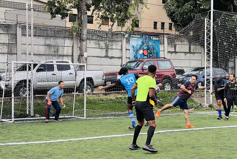 Malgré leur caractère amateur, les joueurs ont offert au public des matchs animés et attrayants. Photo: baoquocte.vn.