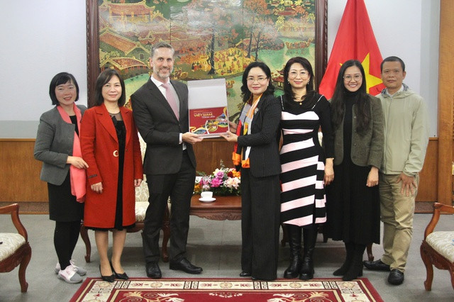 Le représentant en chef de l'UNFPA au Vietnam, Matt Jackson, a affirmé la volonté de son organisation de poursuivre une coopération étroite et efficace à long terme avec le Vietnam et son ministère de la Culture, des Sports et du Tourisme en particulier, notamment dans la prévention et la lutte contre la violence domestique, la promotion de l’égalité des sexes, l’autonomisation des femmes et la protection des enfants et des groupes vulnérables. Photo : toquoc.vn.