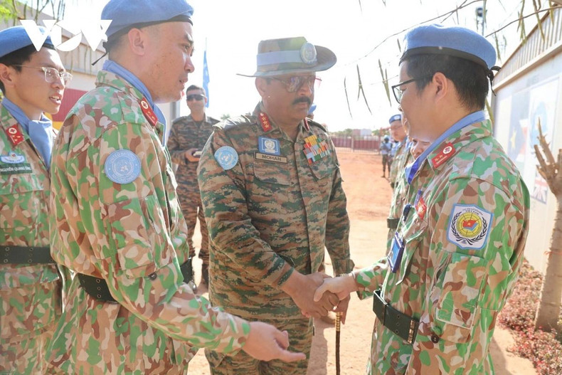 Le général de division Mohan Sabarahamanian, commandant de la Mission de maintien de la paix des Nations Unies au Soudan du Sud, a encouragé l’hôpital de campagne du Vietnam à promouvoir ses atouts pour contribuer plus profondément au travail médical de la mission. Photo fournie par l'Hôpital de campagne de niveau 2 no 6 du Vietnam. Le général de division Mohan Sabarahamanian, commandant de la Mission de maintien de la paix des Nations Unies au Soudan du Sud, a encouragé l’hôpital de campagne du Vietnam à promouvoir ses atouts pour contribuer plus profondément au travail médical de la mission. Photo fournie par l'Hôpital de campagne de niveau 2 no 6 du Vietnam.