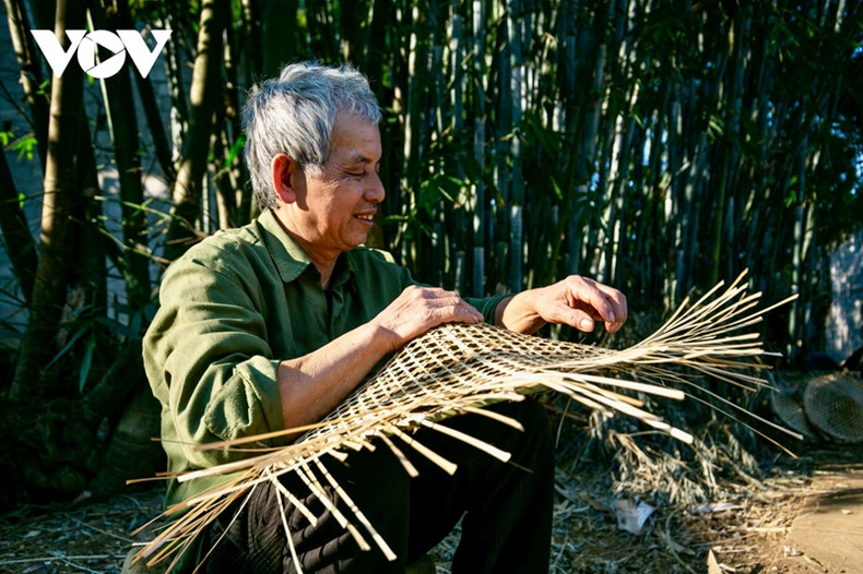 Les étapes de fabrication sont toutes réalisées à la main, et la préparation des matériaux prend des mois. Donc en moyenne, un villageois ne peut fabriquer que 4 chapeaux par jour.