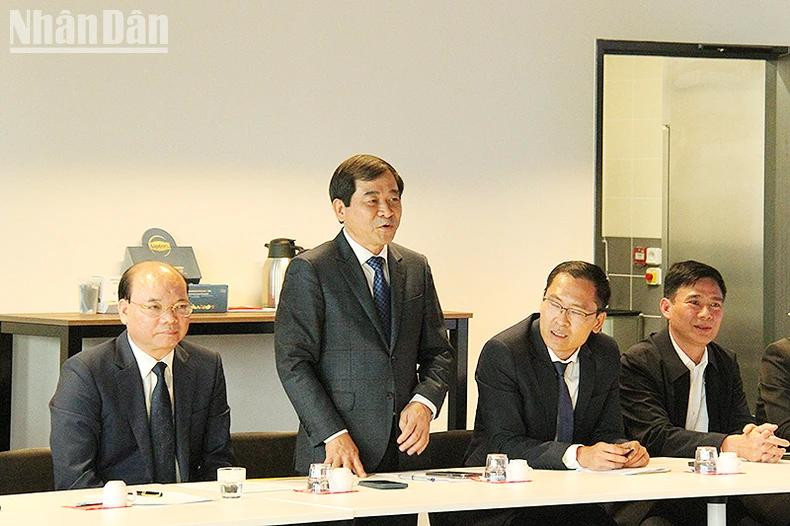 Les entreprises de Thai Binh envisagent de sonder les opportunités de coopération avec les partenaires français dans l’agriculture de haute technologie, la résilience au changement climatique, l’industrie verte, la réduction des émissions de carbone, l’éducation, la formation de ressources humaines qualifiées, la santé et la culture. Photo: KHAI HOAN/NDEL. Les entreprises de Thai Binh envisagent de sonder les opportunités de coopération avec les partenaires français dans l’agriculture de haute technologie, la résilience au changement climatique, l’industrie verte, la réduction des émissions de carbone, l’éducation, la formation de ressources humaines qualifiées, la santé et la culture. Photo: KHAI HOAN/NDEL.