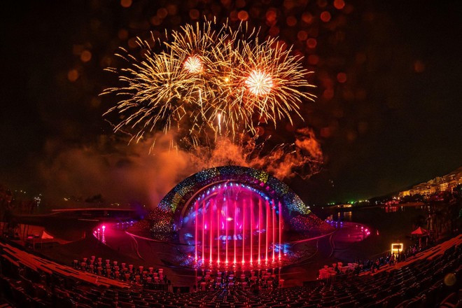 La scène de l’événement Coca-Cola impressionne avec une variété d’effets. Photo : Sun Group. La scène de l’événement Coca-Cola impressionne avec une variété d’effets. Photo : Sun Group.