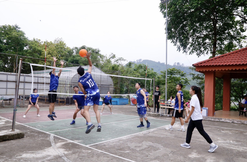 Une compétition de volley-ball entre les enseignants de Lao Cai et de Hekou. Photo: Lycée d’excellence de Lao Cai.