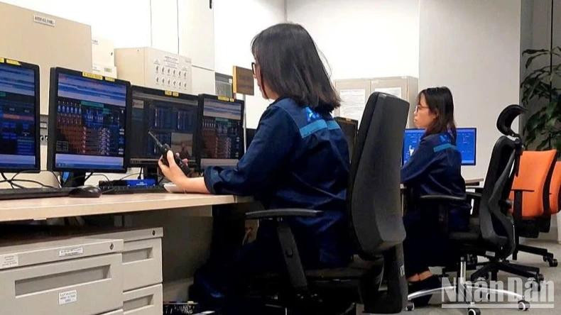 En plus des solutions techniques, l'aéroport international de Noi Bai s’emploie à renforcer la sensibilisation de son personnel à la nécessité d'économiser de l’énergie, en modifiant les habitudes énergétiques. Photo : NDEL.