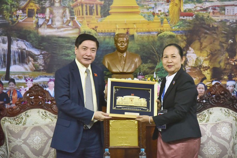 Le secrétaire général de l'AN vietnamienne, Bùi Van Cuong, également président du bureau de l’AN (à gauche), remet un cadeau de souvenirs à son homologue laotienne Pingkham Lasasimma, le 6 mars au Laos. Photo : quochoi.vn. Le secrétaire général de l'AN vietnamienne, Bùi Van Cuong, également président du bureau de l’AN (à gauche), remet un cadeau de souvenirs à son homologue laotienne Pingkham Lasasimma, le 6 mars au Laos. Photo : quochoi.vn.