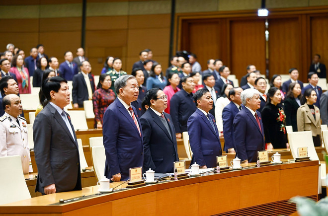 Le secrétaire général To Lam, le président Luong Cuong, le Premier ministre Pham Minh Chinh et d’autres dirigeants, d’anciens dirigeants du Parti et de l’État, ainsi que des députés lors de la séance de clôture de la 9e session extraordinaire de l’Assemblée nationale. Photo : VNA. Le secrétaire général To Lam, le président Luong Cuong, le Premier ministre Pham Minh Chinh et d’autres dirigeants, d’anciens dirigeants du Parti et de l’État, ainsi que des députés lors de la séance de clôture de la 9e session extraordinaire de l’Assemblée nationale. Photo : VNA.