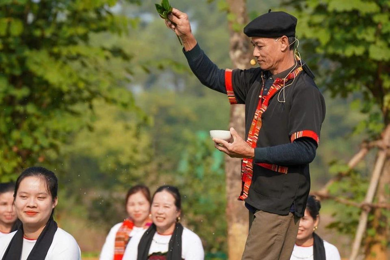 Le chaman asperge les lieux de gouttes de vin, déposées sur des feuilles de bambou, afin de purifier l'espace et d'éloigner les esprits malveillants. Photo : VNA. Le chaman asperge les lieux de gouttes de vin, déposées sur des feuilles de bambou, afin de purifier l'espace et d'éloigner les esprits malveillants. Photo : VNA.