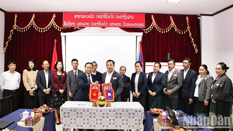 Cérémonie de signature du mémorandum d’accord entre les journaux Nhân Dân et Pasaxon. Photo : NDEL. Cérémonie de signature du mémorandum d’accord entre les journaux Nhân Dân et Pasaxon. Photo : NDEL.