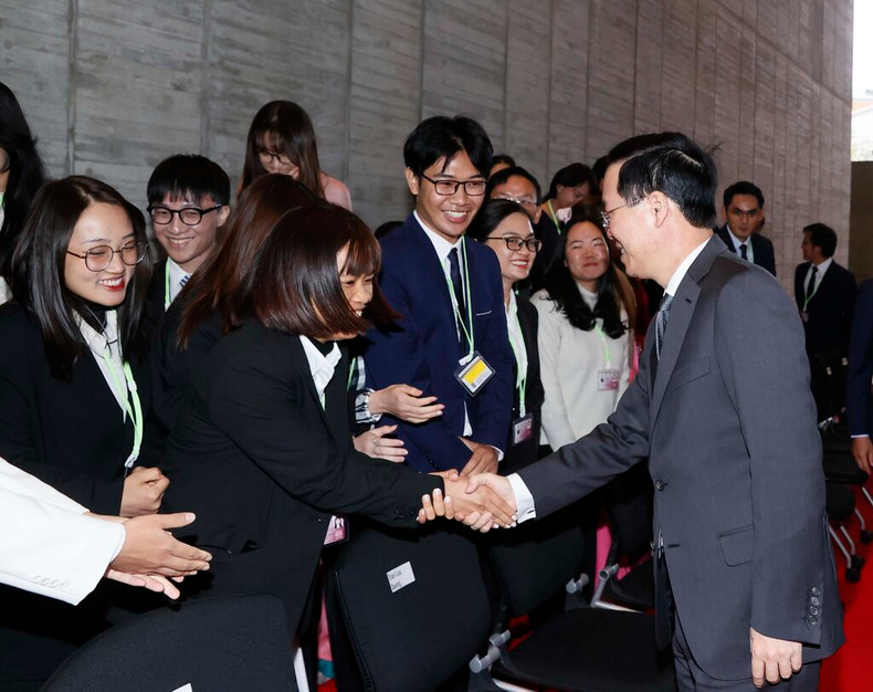 Le Président vietnamien Vo Van Thuong rencontre des étudiants vietnamiens à l'Université de Kyushu. Photo: VNA.