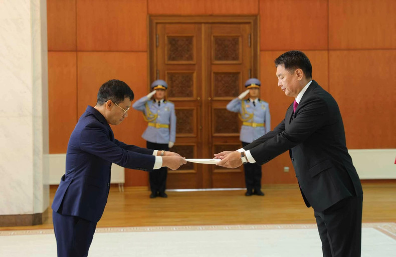 L’ambassadeur vietnamien en Mongolie, Nguyen Tuan Thanh (à gauche), remet ses lettres de créance au Président mongol Ukhnaagiin Khurelsukh, le 28 août à Oulan-Bator. Photo: baoquocte.vn