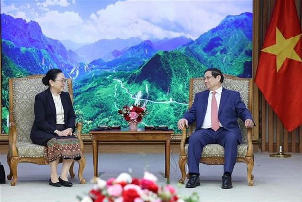 Le PM vietnamien Pham Minh Chinh (à droite) reçoit la nouvelle ambassadrice du Laos au Vietnam, Khamphao Ernthavanh. Photo : VNA.