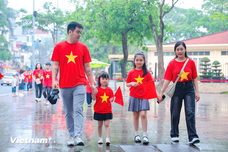 La famille de Nguyen Trung Thach (arrondissement de Dong Da, Hanoï) rend hommage au Président Ho Chi Minh.