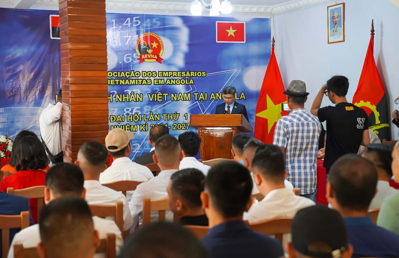 Selon l’ambassadeur du Vietnam en Angola, Duong Chinh Chuc, la fondation de l’Association des hommes d’affaires vietnamiens en Angola permet de renforcer la solidarité au sein de la communauté vietnamienne en Angola, ainsi que de créer un environnement égal et transparent au profit des entreprises vietnamiennes investissant en Angola. Photo: baoquocte.vn. Selon l’ambassadeur du Vietnam en Angola, Duong Chinh Chuc, la fondation de l’Association des hommes d’affaires vietnamiens en Angola permet de renforcer la solidarité au sein de la communauté vietnamienne en Angola, ainsi que de créer un environnement égal et transparent au profit des entreprises vietnamiennes investissant en Angola. Photo: baoquocte.vn.