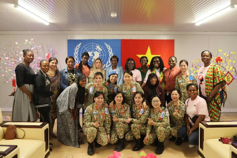 Lors de la rencontre entre la Mission vietnamienne de maintien de la paix des Nations Unies à Abiyé et les femmes travaillant à la mission FISNUA et des femmes locales. Lors de la rencontre entre la Mission vietnamienne de maintien de la paix des Nations Unies à Abiyé et les femmes travaillant à la mission FISNUA et des femmes locales.